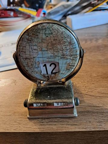 Vintage Eeuwigdurende Kalender Wereldbol Design beschikbaar voor biedingen