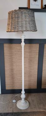 Landelijke vloerlamp met rieten lampenkap., Huis en Inrichting, Lampen | Vloerlampen, Ophalen, Zo goed als nieuw, Landelijk brocante