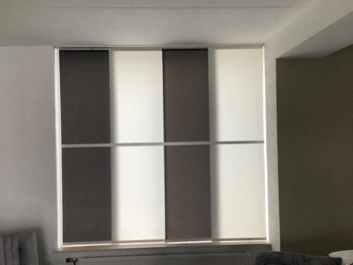 Paneelgordijn + rail, Huis en Inrichting, Stoffering | Gordijnen en Lamellen, Zo goed als nieuw, 150 tot 200 cm, Wit, Grijs, Zwart