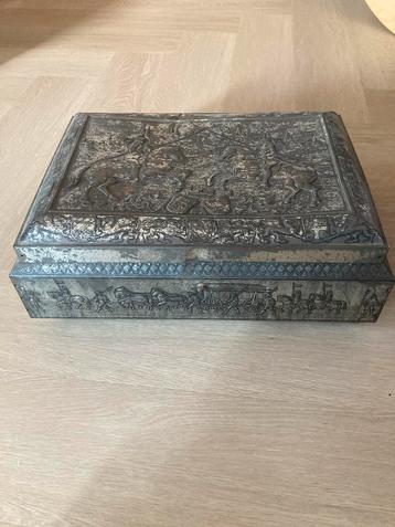 Vintage opbergblik beschikbaar voor biedingen