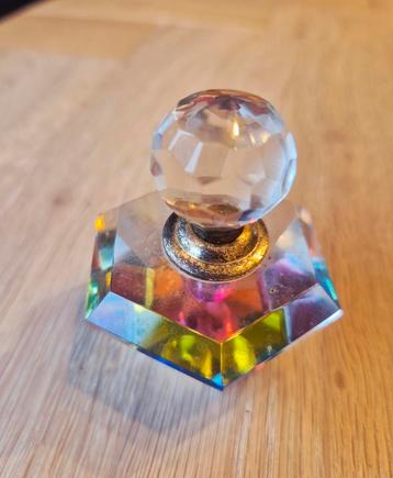 Oud Kristallen Parfumflesje met Kleurrijk Lichtspel beschikbaar voor biedingen