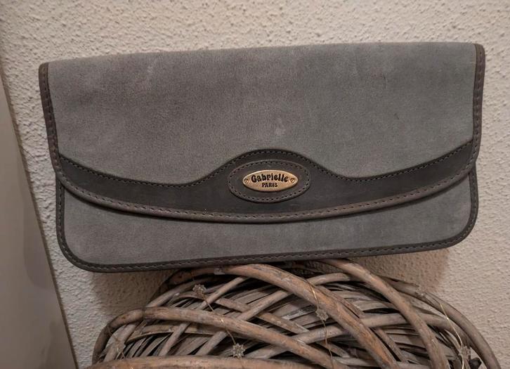vintage grijs suède envelop tas van t merk Gabrielle Paris, Sieraden, Tassen en Uiterlijk, Portemonnees, Zo goed als nieuw, Overige merken