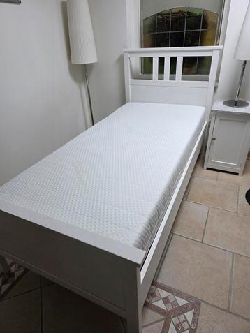 Eenpersoons bed met nieuw matras beschikbaar voor biedingen