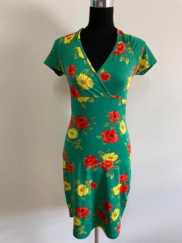 J210 - Groene King Louie jurk met print maat S (1), Kleding | Dames, Jurken, Zo goed als nieuw, Maat 38/40 (M), Groen, Knielengte