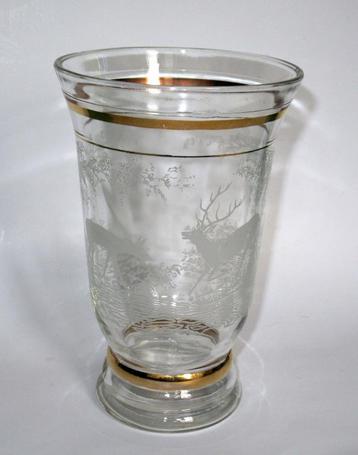 Retro glazen vaas met geslepen dierenbeelden. beschikbaar voor biedingen
