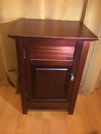 Nachtkastje van hout, mahonie kleur, deur, planken, Huis en Inrichting, Slaapkamer | Nachtkastjes, Ophalen, Zo goed als nieuw