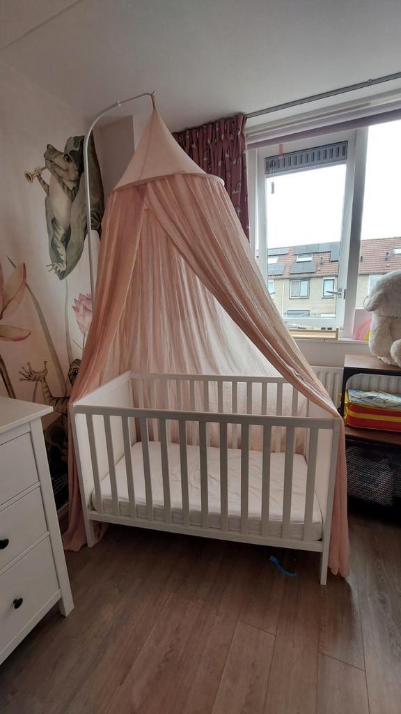 Sundvik ledikant, jollein klamboe + standaard, Kinderen en Baby's, Babywiegjes en Ledikanten, Zo goed als nieuw, Ledikant, Ophalen
