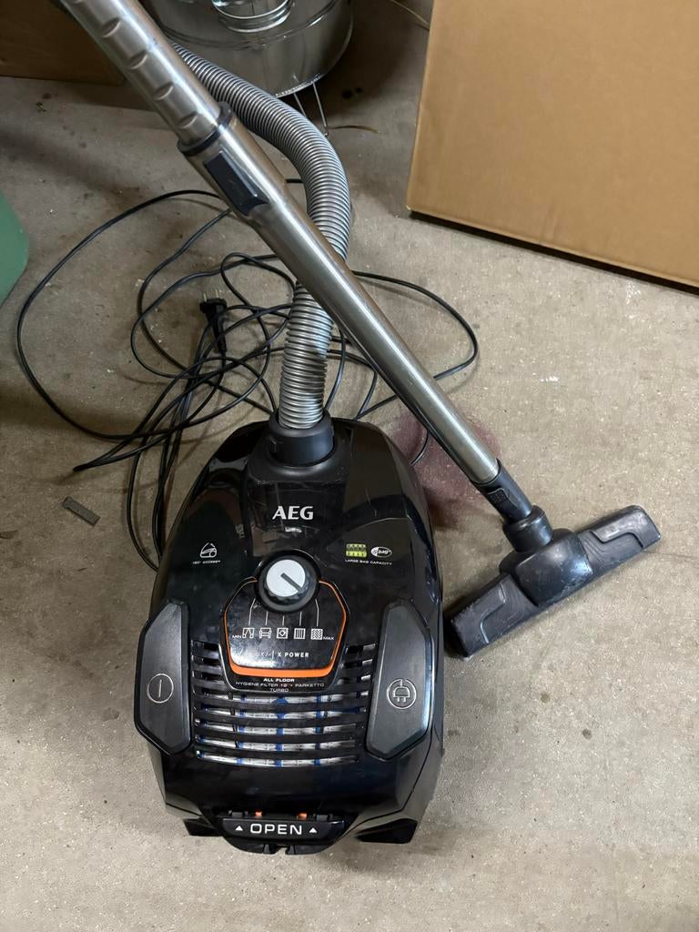 AEG stofzuiger, Witgoed en Apparatuur, Stofzuigers, Ophalen, Gebruikt, Stofzak, Stofzuiger