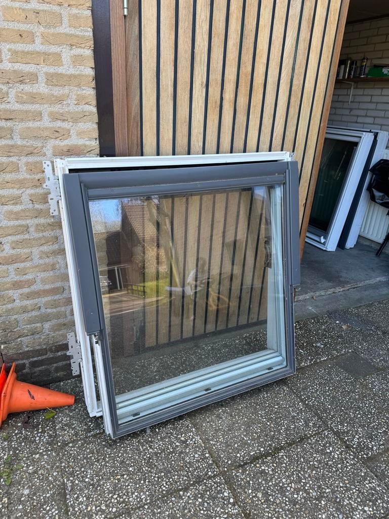 VELUX Dakraam GGL SK06 Wit Afgelakt 114x118 cm met rolluik, Doe-het-zelf en Verbouw, Glas en Ramen, Gebruikt, 80 tot 120 cm, Ophalen of Verzenden