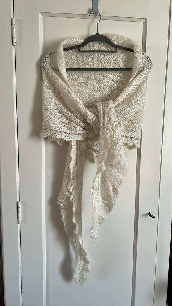 Mooie wollen stola/sjaal NoaNoa, Ophalen of Verzenden, Zo goed als nieuw, Maat 42/44 (L), Wit
