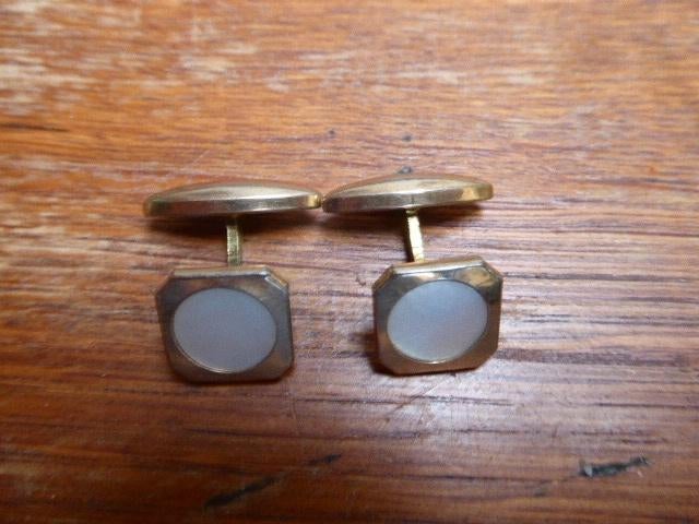 Paar goudkleurige art deco manchetknopen met parelmoer, Antiek en Kunst, Antiek | Kleding en Accessoires, Ophalen of Verzenden