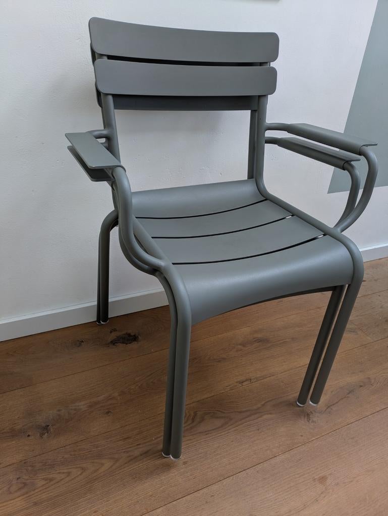 2 Fermob Luxembourg stoelen met armleuning - kleur Rosemary, Ophalen, Zo goed als nieuw, Rechthoekig, Aluminium