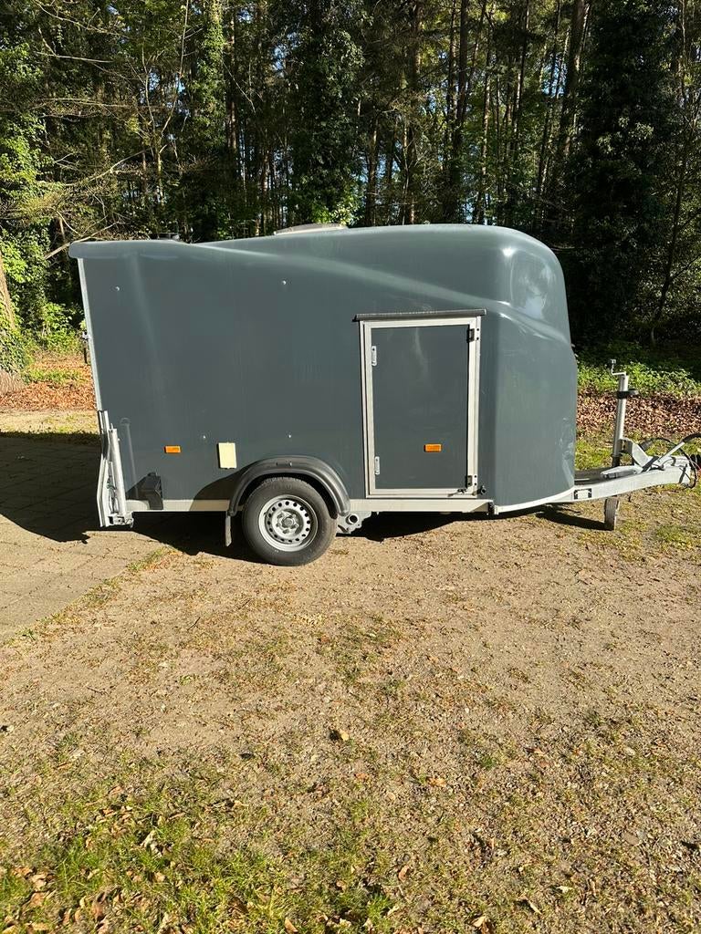 Gesloten motor aanhanger met slaapplaatsen, Auto diversen, Aanhangers en Bagagewagens, Ophalen of Verzenden, Zo goed als nieuw
