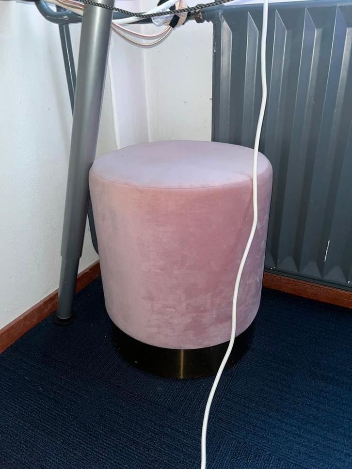 Luxe velvet poef roze – modern – zeer nette staat, Huis en Inrichting, Banken | Voetenbanken en Poefen, Zo goed als nieuw, Minder dan 50 cm