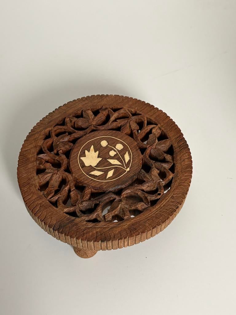 Houten onderzetter met houtsnijwerk, Ophalen, Hout, Gebruikt, Oosters