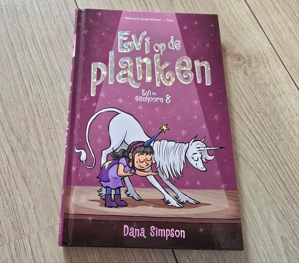 Z.ga.n. Dana Simpson - Evi op de planken, Boeken, Fictie algemeen, Dana Simpson, Ophalen of Verzenden, Zo goed als nieuw