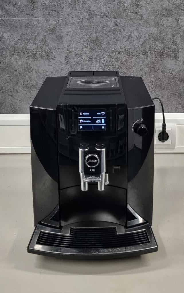 Jura E60 TFT MET GARANTIE EN SERVICEBEURT, Afneembaar waterreservoir, 10 kopjes of meer, Ophalen of Verzenden, Gemalen koffie