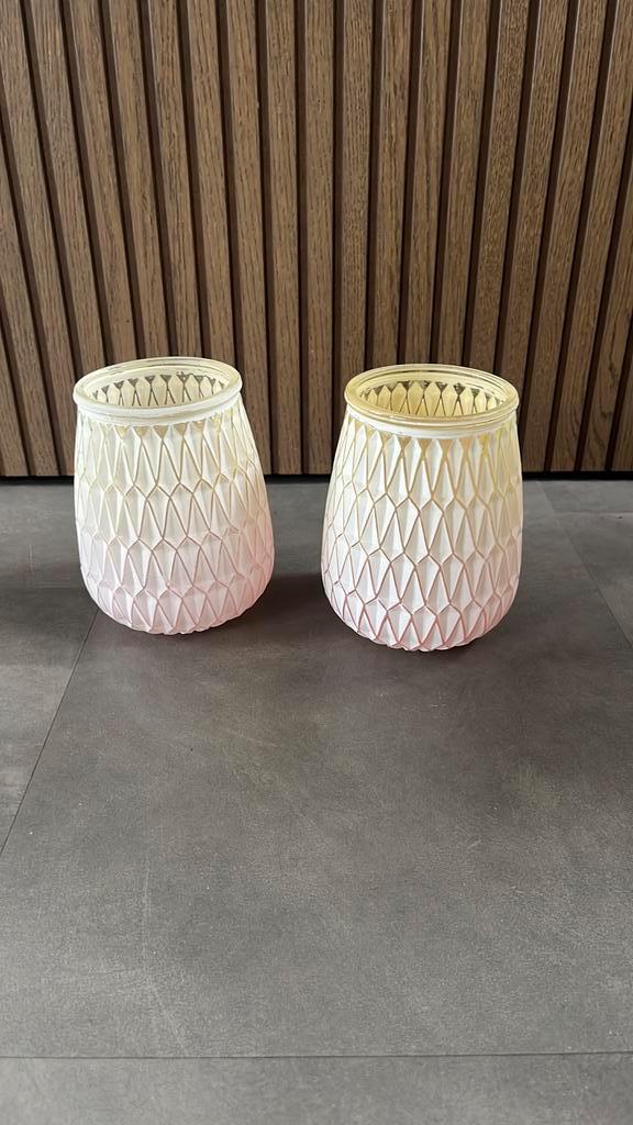 Set van 2 glazen windlichten – pastel / iriserend, Huis en Inrichting, Woonaccessoires | Kandelaars en Kaarsen, Zo goed als nieuw