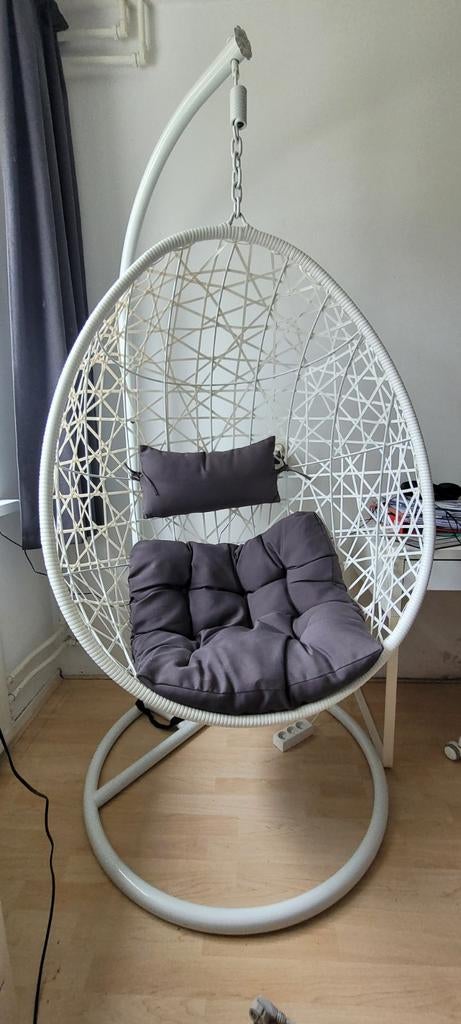 Witte hangstoel met kussens, in zeer goede staat., Tuin en Terras, Tuinstoelen, Ophalen, Zo goed als nieuw, Kunststof