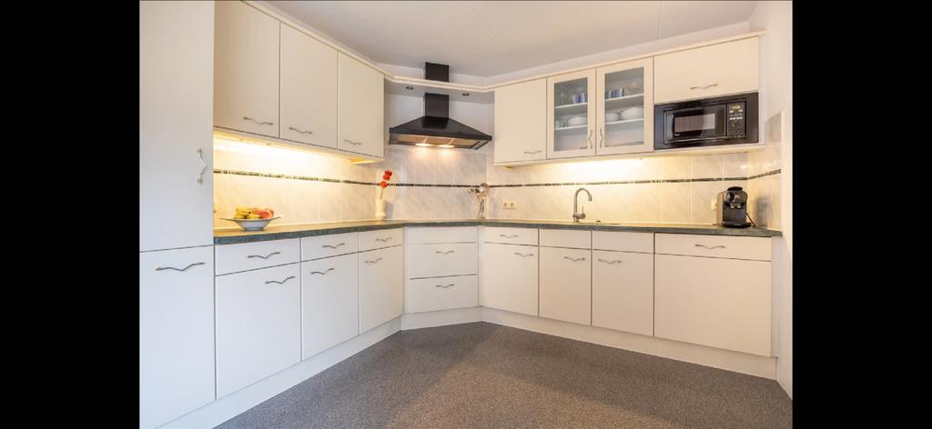 Goed onderhouden hoekkeuken met recente inbouwapparatuur, Ophalen, Gebruikt, Overige materialen, Wit