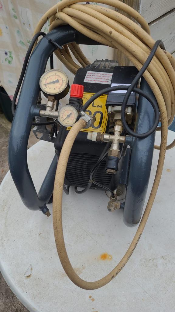 Compressor met slang, Doe-het-zelf en Verbouw, Compressors, Gebruikt, 10 bar of meer, Ophalen of Verzenden, Minder dan 200 liter/min