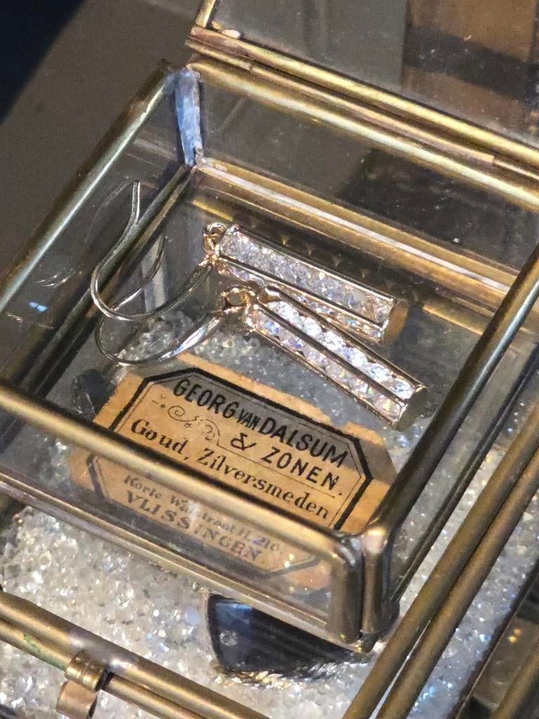 Vintage kooi oorbellen met ingesloten Swarovski / kristallen, Sieraden, Tassen en Uiterlijk, Antieke sieraden, Ophalen of Verzenden