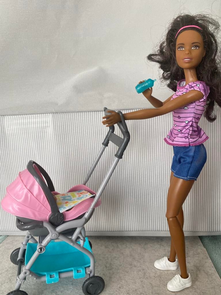 Complete Barbie set: Barbie, kinderwagen en maxi-cosi, Kinderen en Baby's, Speelgoed | Poppen, Zo goed als nieuw, Barbie, Ophalen of Verzenden