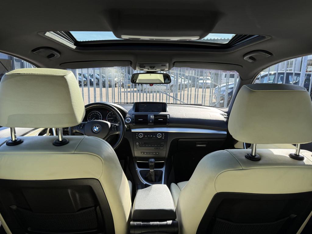 BMW 1-serie 118i High Executive Leder sportintr, Panoramadak, Achterwielaandrijving, Beige, 4 stoelen, Zwart