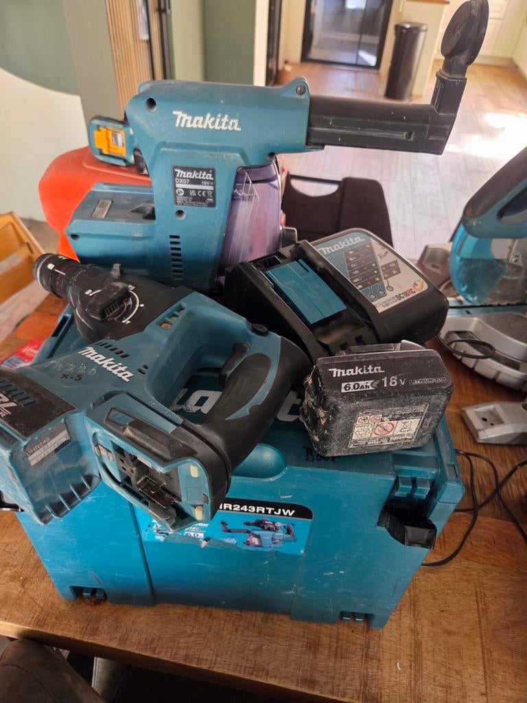 Makita DHR243RTJW 18V Li-Ion Accu SDS-plus combihamer incl. snelspanboorkop en stofafzuiging set (2x 5.0Ah accu) in Mbox - 2J - koolborstelloos