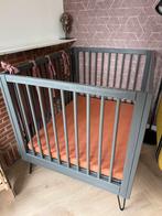 Coming box zavi xenia grijs met stalen pootjes en matras, Ophalen, Gebruikt, Rechthoekig