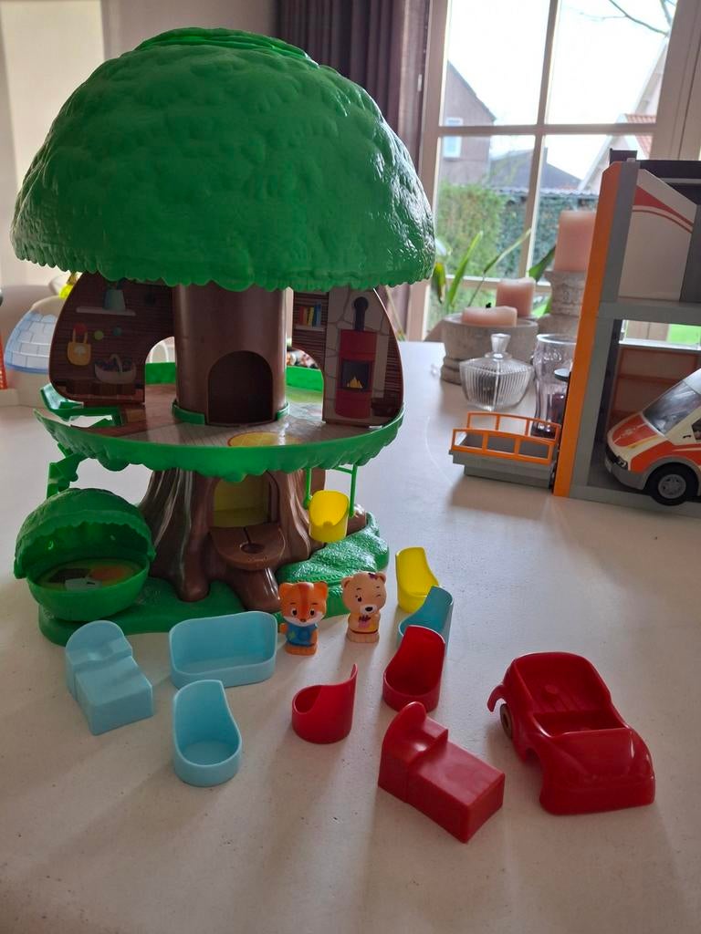 Leuke speelboom met figuren en meubels, Ophalen of Verzenden