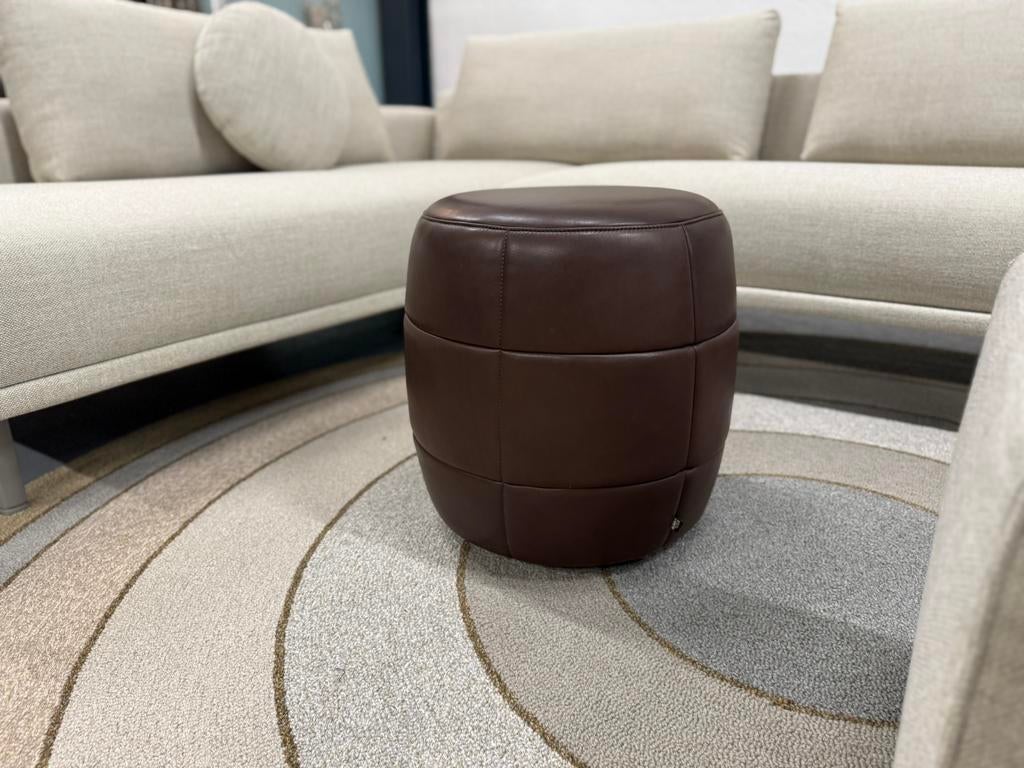 Nieuw Design on Stock Barrell 45 Poef Loxton Mountain Kruk, Huis en Inrichting, Banken | Voetenbanken en Poefen, Rond, Leer, Ophalen of Verzenden