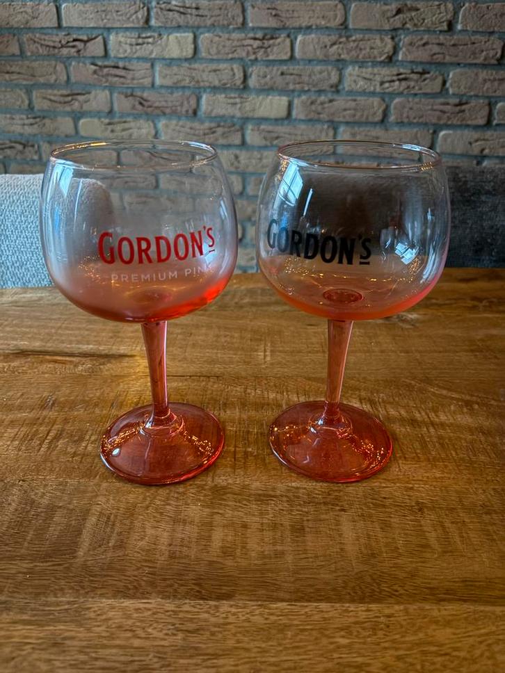 2 Gordon's Gin Glazen - Roze, Huis en Inrichting, Keuken | Servies, Zo goed als nieuw, Glas of Glazen, Overige stijlen, Glas, Ophalen of Verzenden