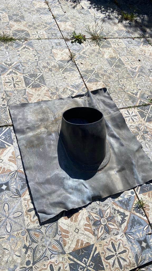Dakdoorvoer met loodslabbe, Doe-het-zelf en Verbouw, Dakpannen en Dakbedekking, Ophalen, Overige materialen, Gebruikt, Zwart