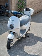 witte electrische scooter, Ophalen, Maximaal 45 km/u, Elektrisch, Zo goed als nieuw
