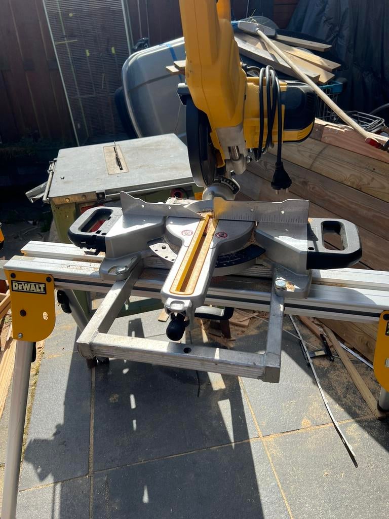 Dewalt afkortzaag met onderstel, Ophalen, 70 mm of meer, Zo goed als nieuw, Afkortzaag