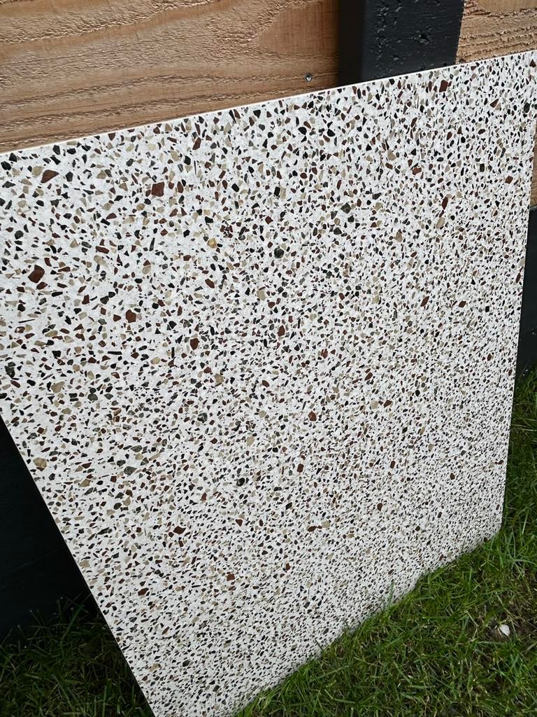 Terrazzo toplaag vloertegel - Stijlvolle en duurzame tegel, Doe-het-zelf en Verbouw, Tegels, Ophalen, 60 cm of meer, Zo goed als nieuw