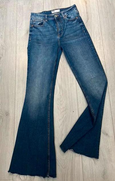 Gave flared pant maat 36, Bershka, Ophalen of Verzenden, Zo goed als nieuw, Blauw, W28 - W29 (confectie 36)