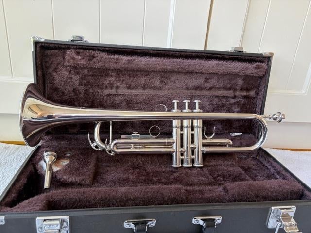 Yamaha YTR 2335 Verzilverd, Muziek en Instrumenten, Blaasinstrumenten | Trompetten, Zo goed als nieuw, Bes-trompet, Met koffer
