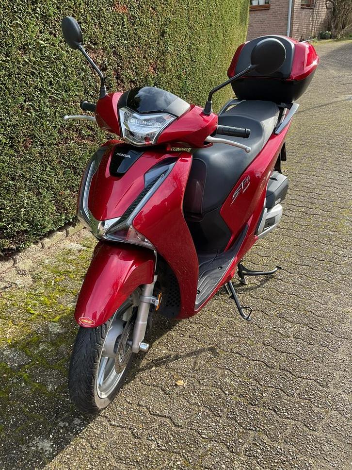 Prachtige motorscooter Honda SH1501,rood., Motoren, Motoren | Honda, Particulier, Scooter, 11 kW of minder, 1 cilinder, Motorrijbewijs A