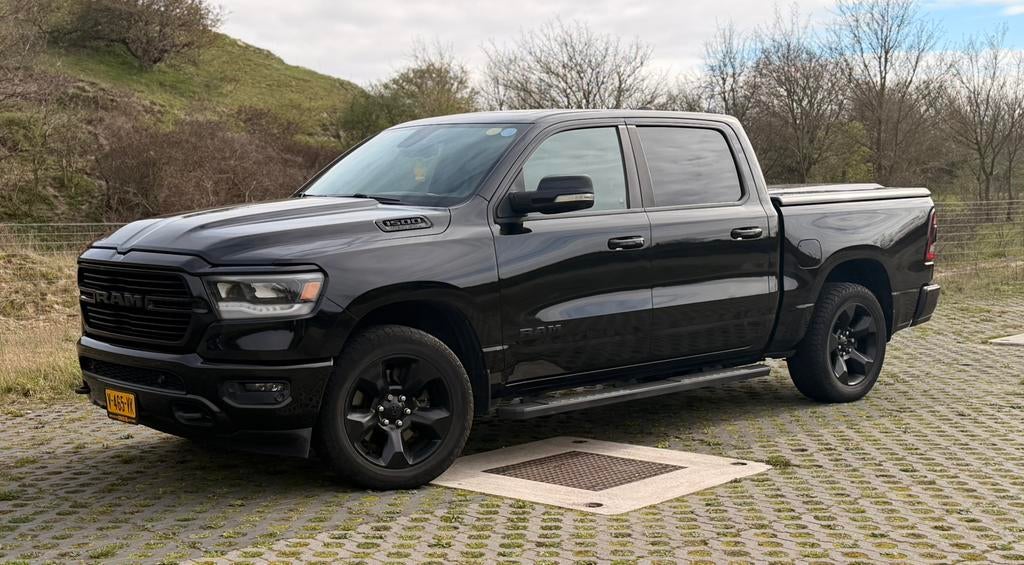 Dodge RAM 1500 BIG Horn 5.7L LPG 4x4  2019, Auto's, Automaat, Zwart, Bedrijf, Vierwielaandrijving