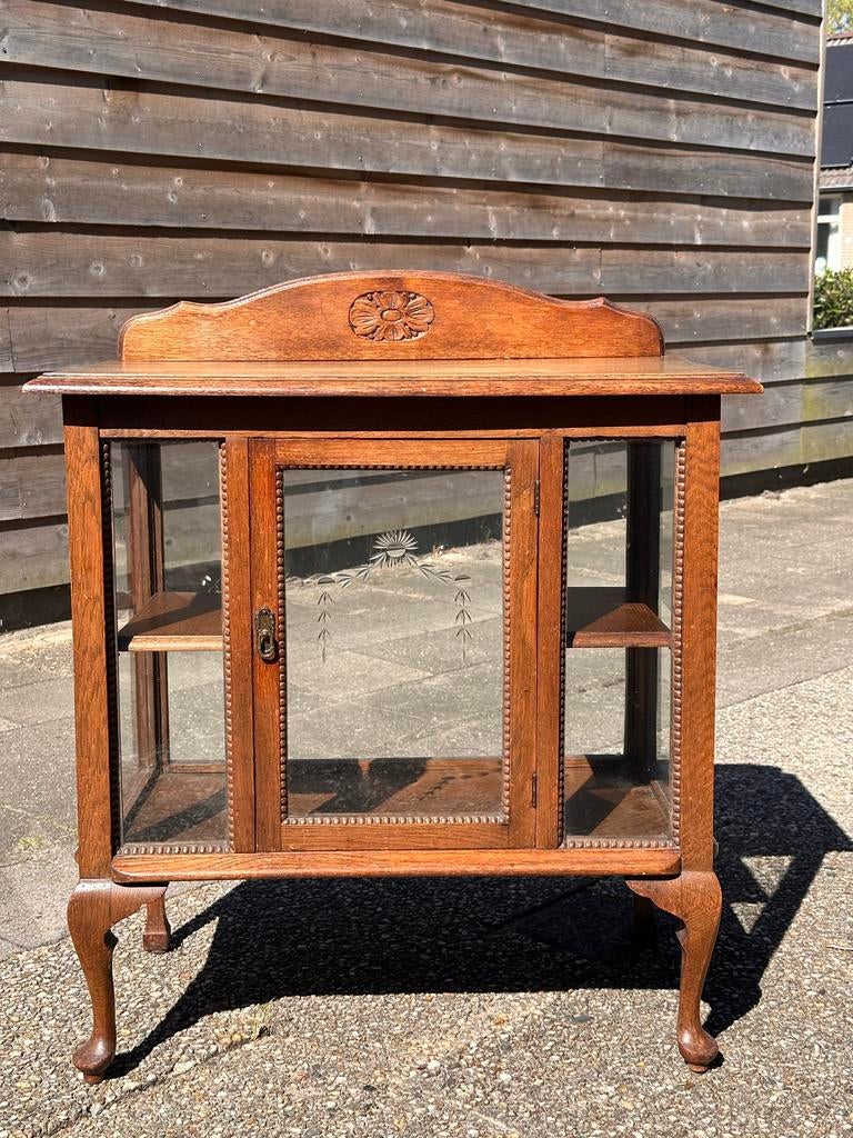 Antiek theekastje met geslepen glas, Ophalen