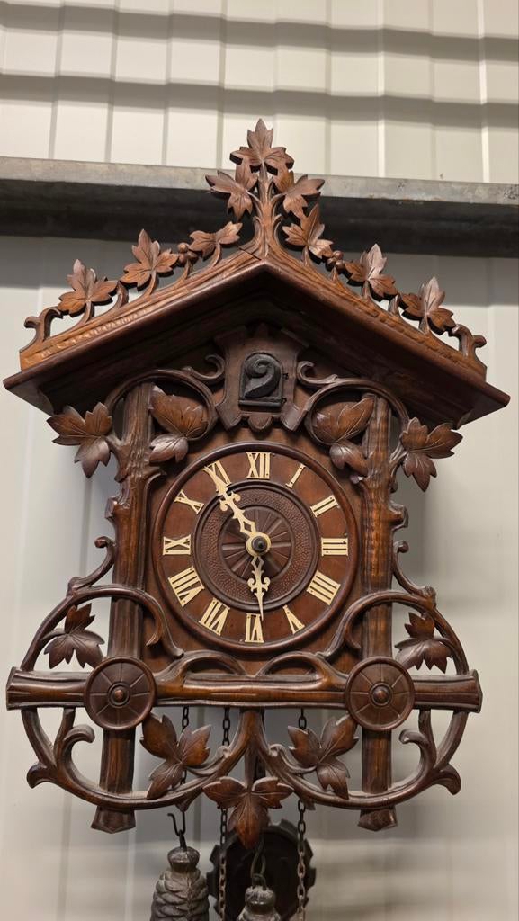 Antieke notenhouten koekoeksklok met prachtig snijwerk, Ophalen of Verzenden