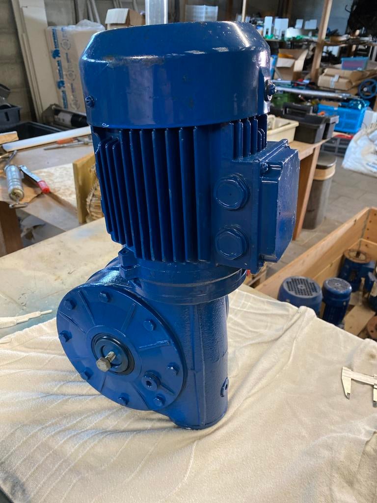 Motor met reductor, 1,1 kW, Euronorm, as 32 mm, Ophalen of Verzenden, Gebruikt, Elektromotor, 1400 tot 1800 rpm