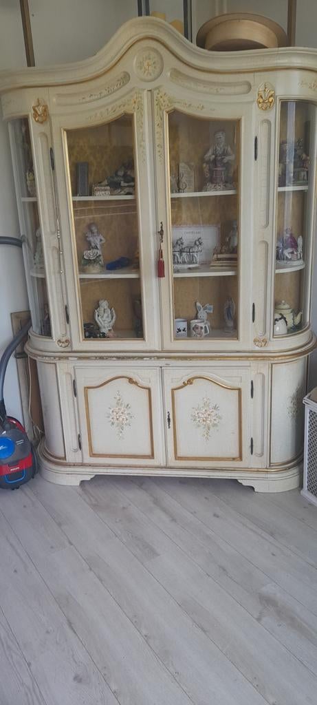 Antieke vitrinekast met sierlijke details, Ophalen