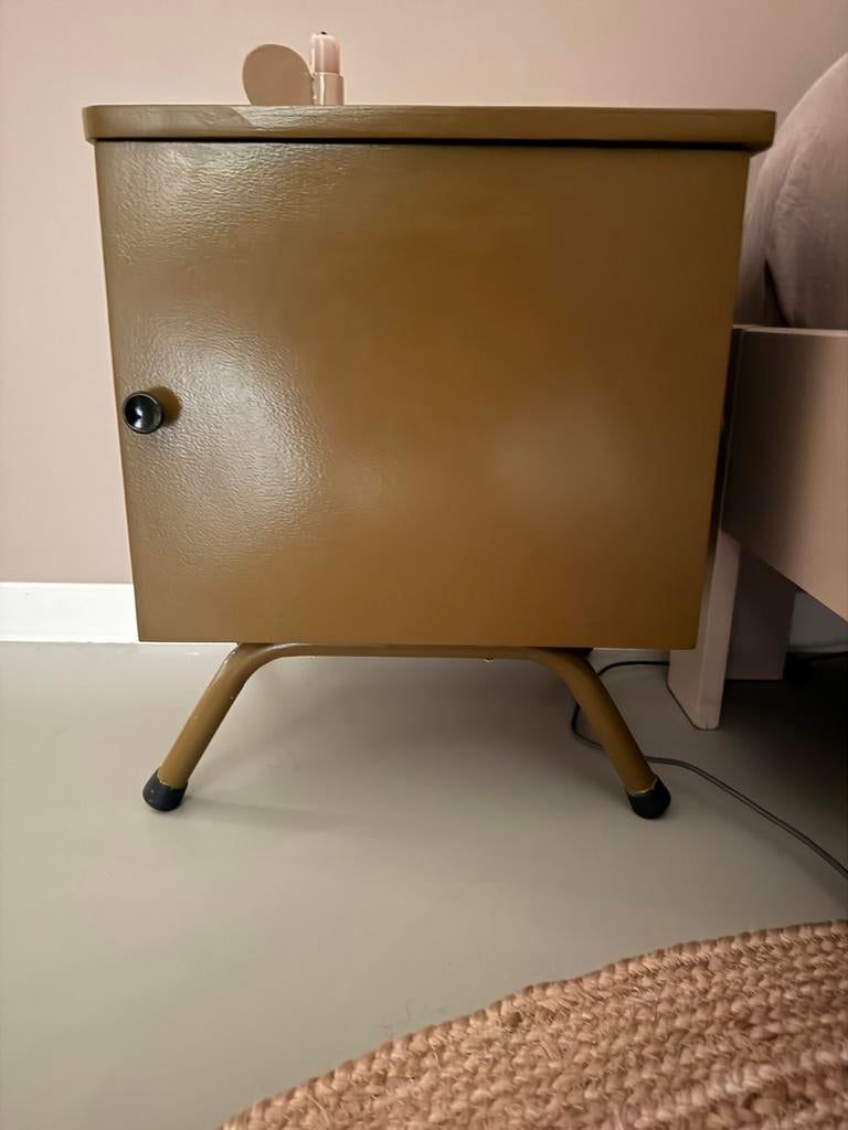 Gezocht: Vintage Nachtkastje (Bauhaus stijl) - Jaren '50/'60, Gebruikt, Minder dan 45 cm, Metaal of Aluminium, Ophalen of Verzenden