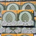 33 jugendstil wandtegels grijs/groentinten eikel in relief, Ophalen