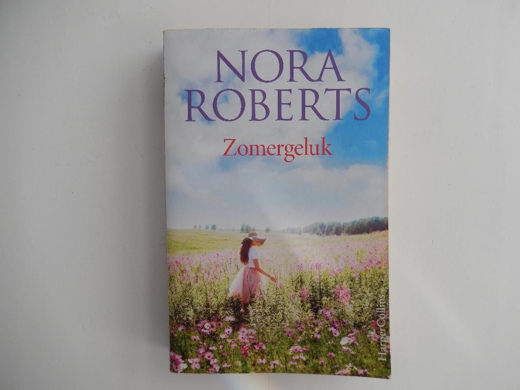* Nora Roberts - zomergeluk - roman - met 2 verhalen *, Boeken, Ophalen of Verzenden, Zo goed als nieuw, Nora Roberts, Amerika