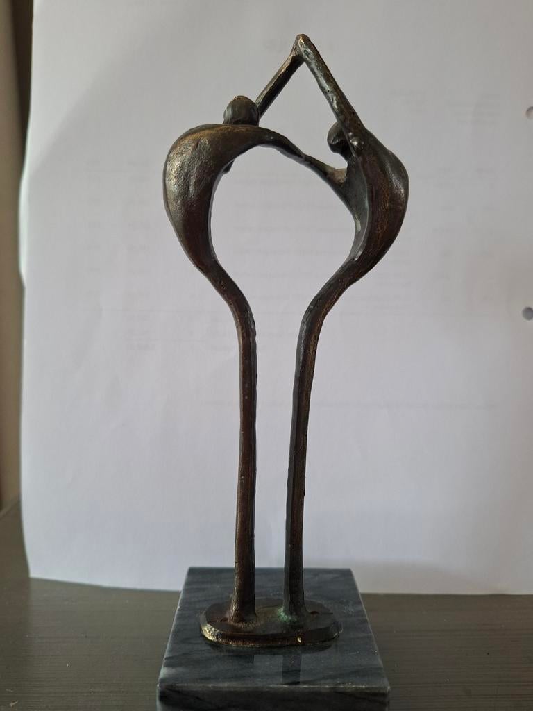 Bronzen sculptuur 'Van mens tot mens' op marmeren sokkel, Groep mensen, Gepatineerd, Ophalen of Verzenden, Brons