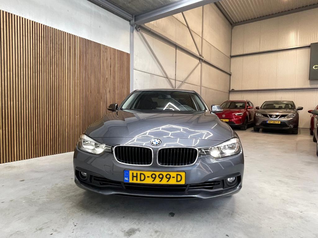 BMW 3-serie 318i Essential |AUTOMAAT | LED | TREKHAAK |, Automaat, Gebruikt, Euro 6, Origineel Nederlands